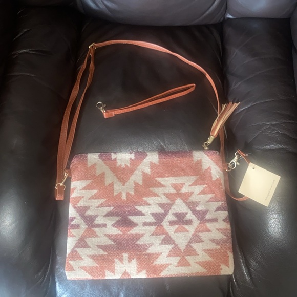 10.5 x 8.5 beautiful aztec patterned cross body/wristlet! - Picture 4 of 7